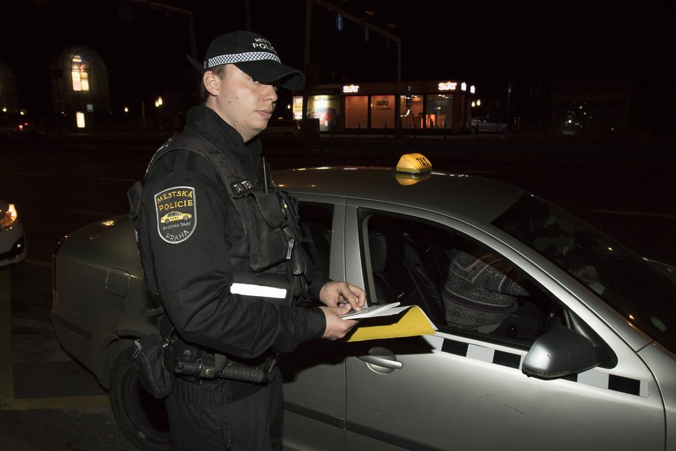Noční služba speciální taxi hlídky městské policie. Posvítili si na nepoctivce.