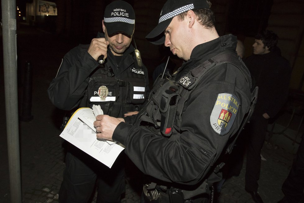 Praha řeší případ neuvěřitelně předraženého taxikáře. Policisté práci taxislužeb kontrolují i v terénu.