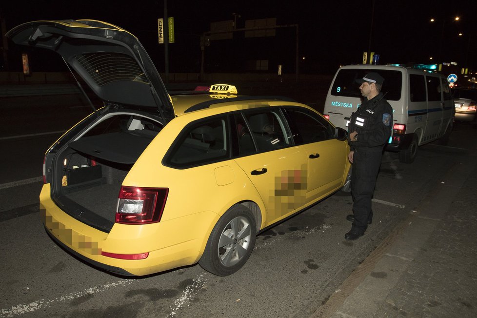 Praha řeší případ neuvěřitelně předraženého taxikáře. Policisté práci taxislužeb kontrolují i v terénu.