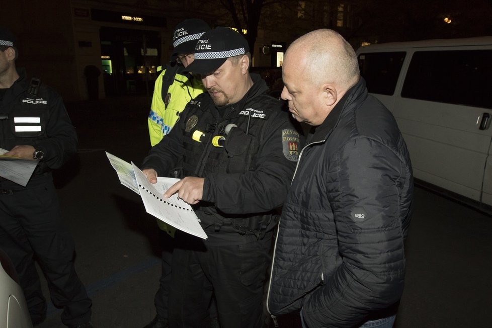 Noční služba speciální taxi hlídky městské policie. Posvítili si na nepoctivce.