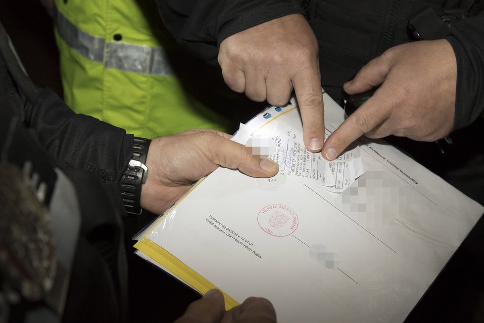 Noční služba speciální taxi hlídky městské policie. Posvítili si na nepoctivce.