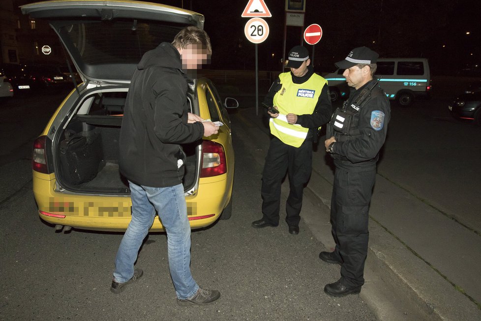 Praha řeší případ neuvěřitelně předraženého taxikáře. Policisté práci taxislužeb kontrolují i v terénu.