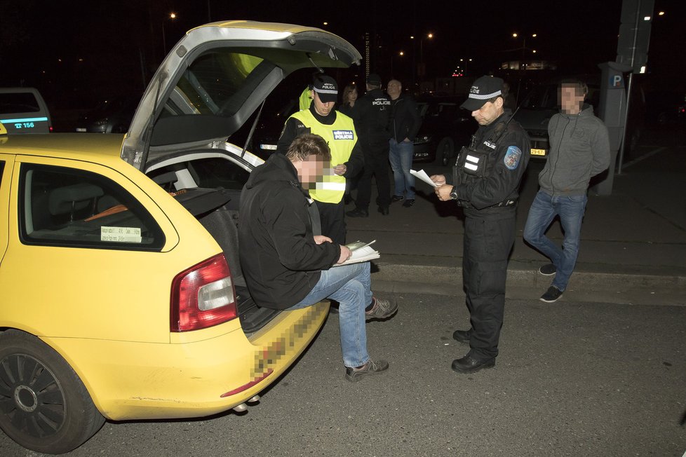 Praha řeší případ neuvěřitelně předraženého taxikáře. Policisté práci taxislužeb kontrolují i v terénu.