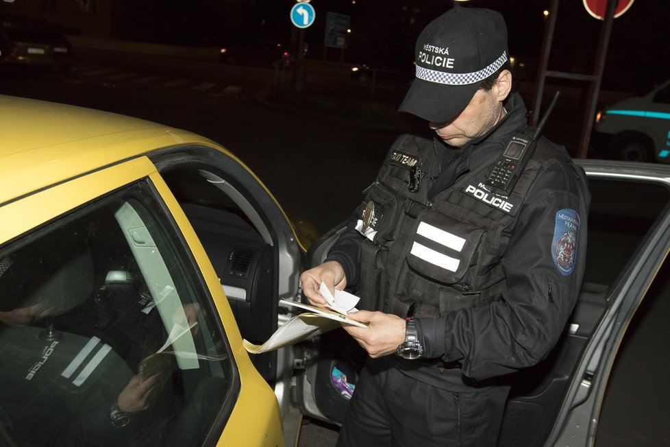 Praha řeší případ neuvěřitelně předraženého taxikáře. Policisté práci taxislužeb kontrolují i v terénu.