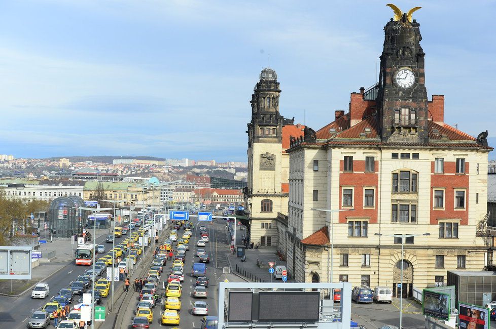 Loni taxikáři blokovali osm hodin magistrálu v Praze.