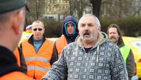 Taxikáři blokovali osm hodin magistrálu v Praze.