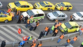 Taxikáři blokovali osm hodin magistrálu v Praze.