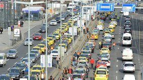 Taxikáři blokovali osm hodin magistrálu v Praze.