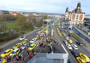 Taxikáři v pondělí blokovali osm hodin magistrálu v Praze.