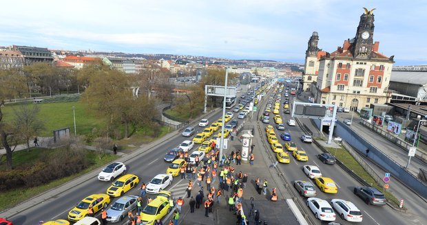 Taxikáři blokovali osm hodin magistrálu v Praze.