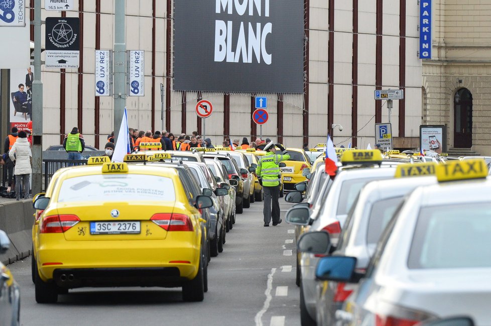 Taxikáři v pondělí blokovali osm hodin magistrálu v Praze.