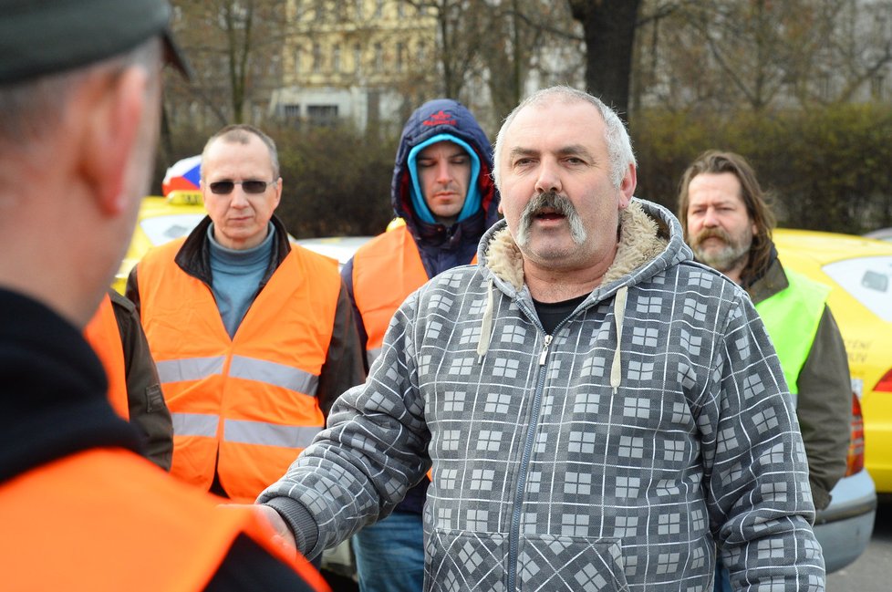 Taxikáři v pondělí blokovali osm hodin magistrálu v Praze.