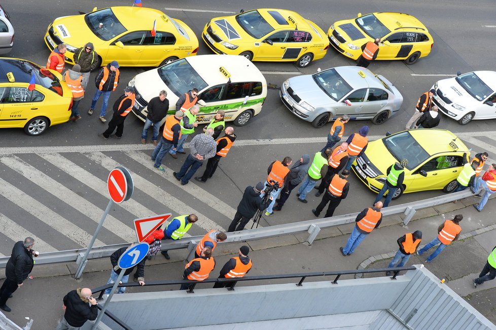 Taxikáři v pondělí blokovali osm hodin magistrálu v Praze.