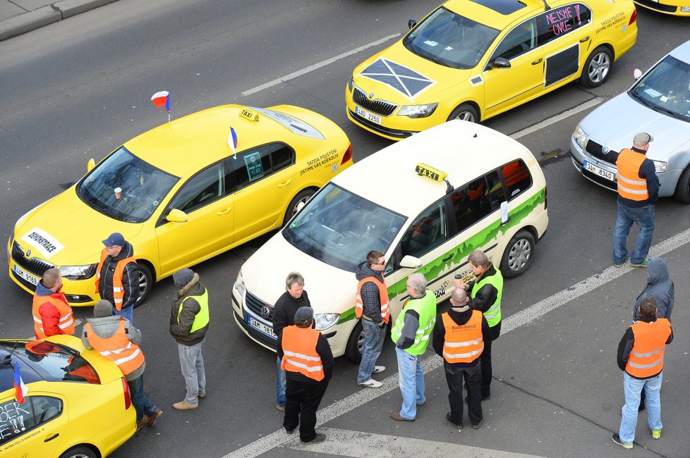 Taxikáři v pondělí blokovali osm hodin magistrálu v Praze.