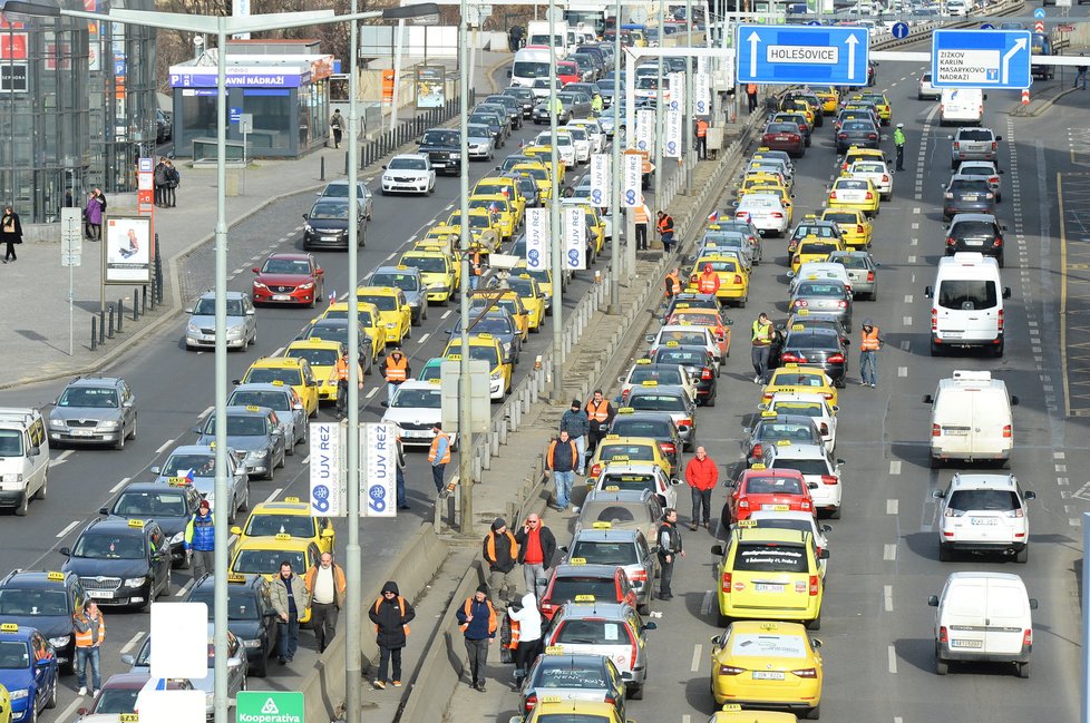 Takhle blokovali taxikáři Prahu v minulosti.