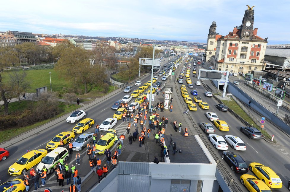 Loni taxikáři blokovali osm hodin magistrálu v Praze.