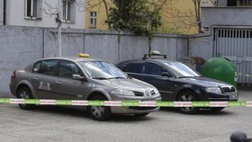Auta zavražděných taxikářů policie našla v Praze na Vinohradech.