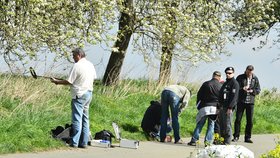 Čtvrtek 10. dubna: V Uhříněvsi nalezli policisté dvě těla na málo používané cestě.