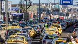 Výhrůžky taxikářů o zablokování Prahy se nevyplnily: V plánu je údajně příští týden