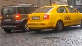 Turista natočil video, jak v Praze šidí taxikáři: Okrádá každý druhý, říká jednatel