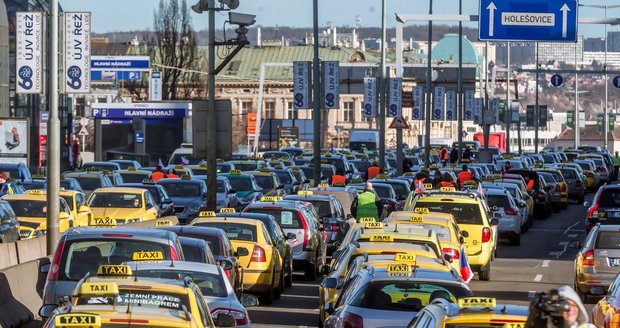 Výhrůžky taxikářů o zablokování Prahy se nevyplnily: V plánu je údajně příští týden