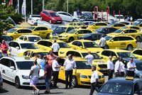 Taxikáři rozdráždění Krnáčovou si vezmou řidiče v Praze jako rukojmí