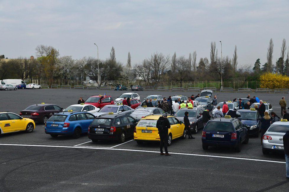 Protest taxikářů na Strahově, 1. dubna 2019.