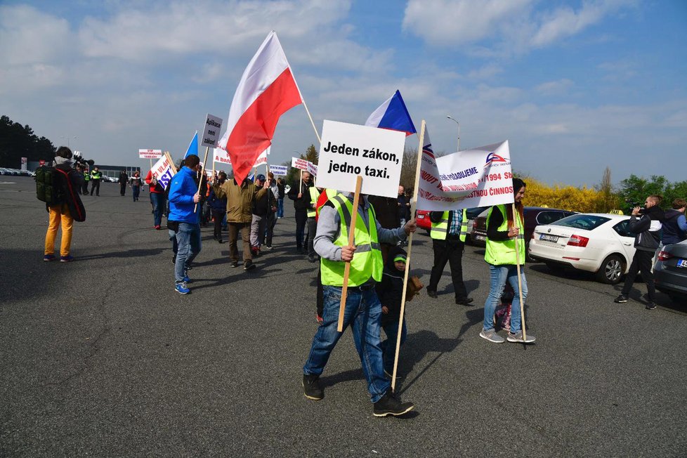 Protest taxikářů, pochod na Malostranské náměstí, 8. dubna 2019.