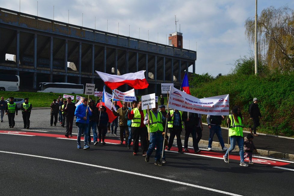 Protest taxikářů, pochod na Malostranské náměstí, 8. dubna 2019.