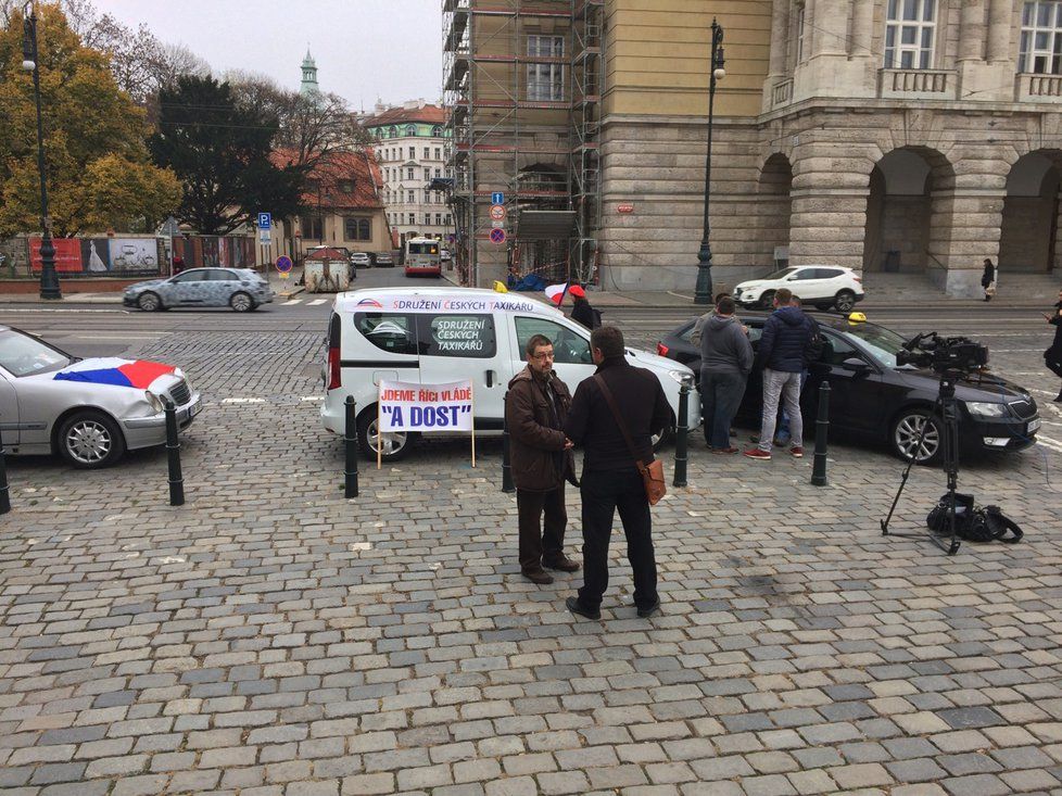 Protest taxikářů v centru Prahy, 13. 11. 2018. Na místě se v 9:00 nacházelo jen několik jednotlivců.