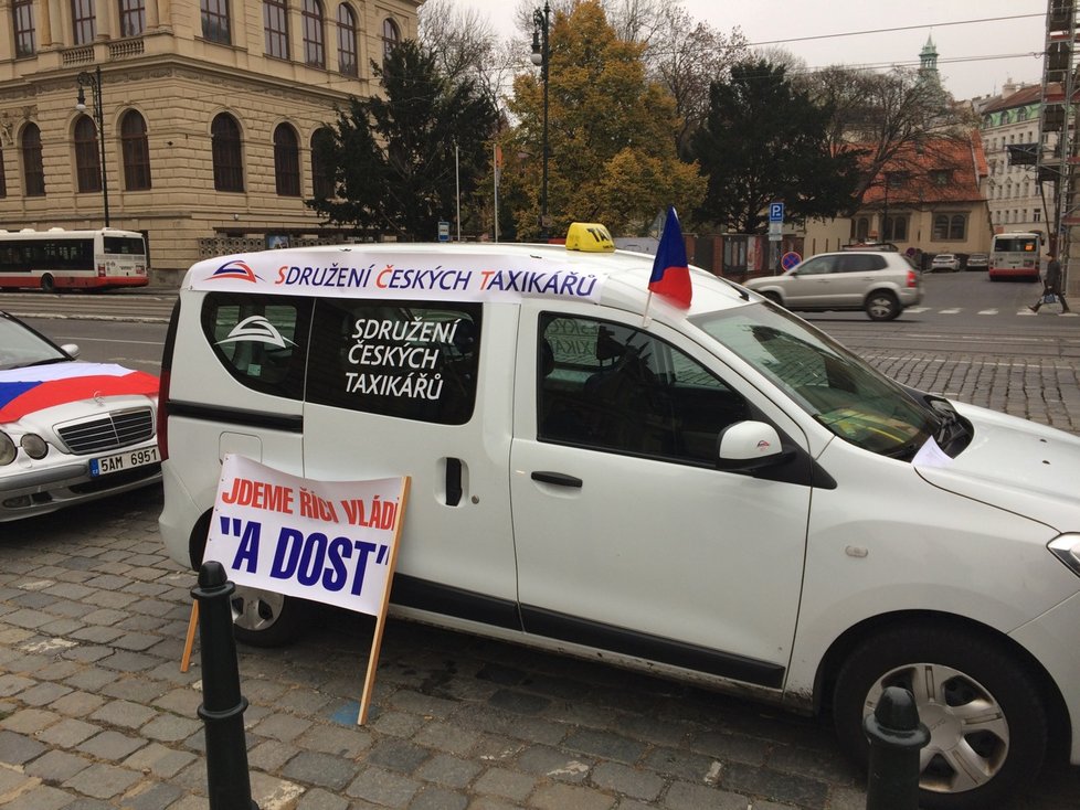 Protest taxikářů v centru Prahy, 13. 11. 2018. Na místě se v 9:00 nacházelo jen několik jednotlivců.