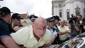 Rvačka taxikářů a policie na Staroměstském náměstí