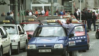 Absurdita: Poslanci taxikářům možná nezruší zkoušky z místopisu. Proč jdou zákonodárci proti proudu času?