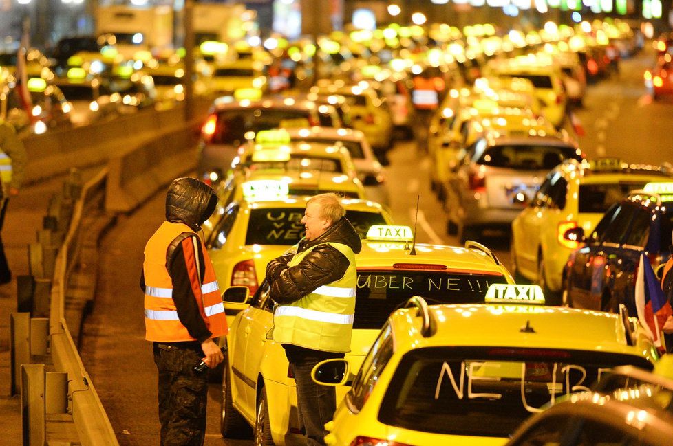 Taxikáři blokují dva ze tří pruhů na magistrále u pražského hlavního nádraží.