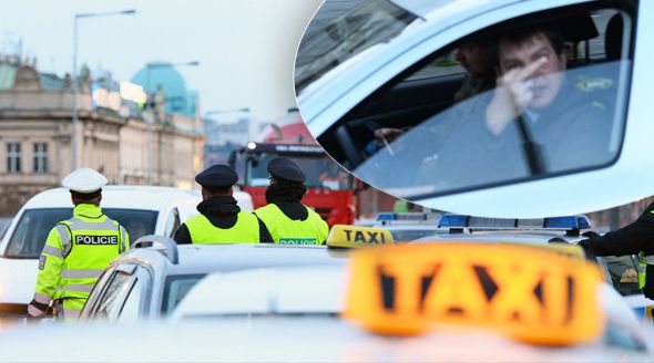 Nespokojení řidiči dávají taxikářům najevo, co si myslí o blokádě dvou jízdních pruhů.