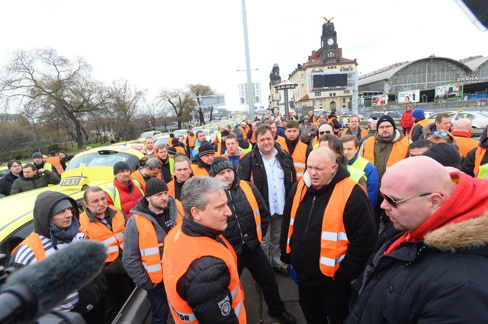 Protestující taxikáři blokují už hodiny magistrálu u pražského Hlavního nádraží.