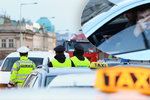 Nespokojení řidiči dávají taxikářům najevo, co si myslí o blokádě dvou jízdních pruhů.