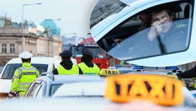 Nespokojení řidiči dávají taxikářům najevo, co si myslí o blokádě dvou jízdních pruhů.