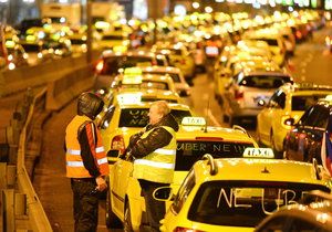 Taxikáři naposledy obdobně blokovali magistrálu v centru Prahy.