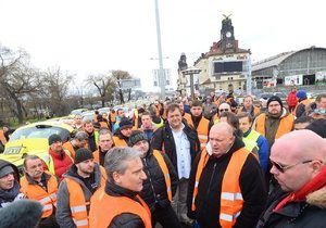 Protestující taxikáři blokují už hodiny magistrálu u pražského Hlavního nádraží.