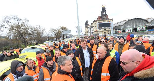 Kolony a naštvaní řidiči: Taxikáři v Praze blokovali osm hodin magistrálu