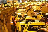 Taxikáři budou v pondělí kroužit u letiště. Vytvoří pomalu jedoucí kolonu