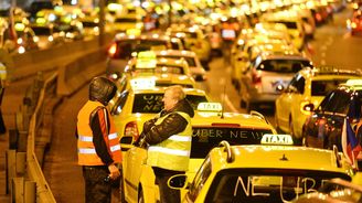 Taxikáři budou v pátek znovu protestovat. Nelíbí se jim memorandum vlády a Uberu