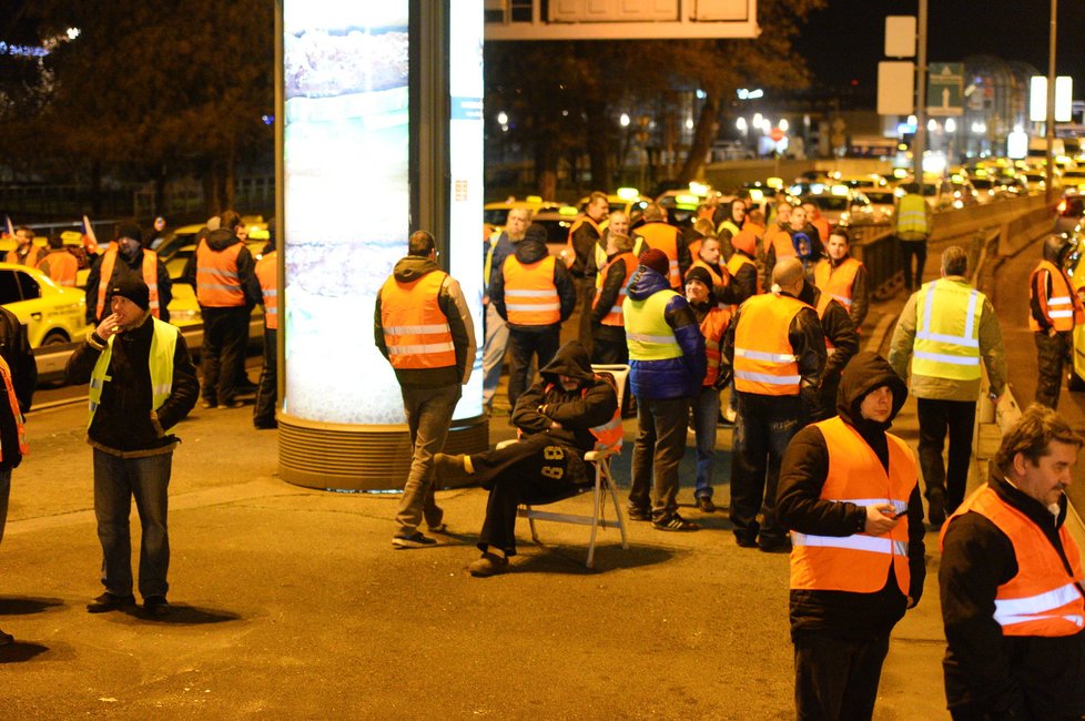 Taxikáři blokují dva ze tří pruhů na magistrále u pražského hlavního nádraží.