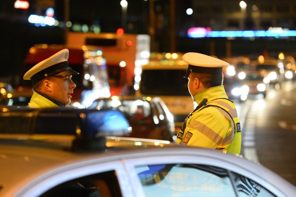 Až 300 vozidel taxi blokovalo v pondělí magistrálu před Hlavním nádražím v Praze.