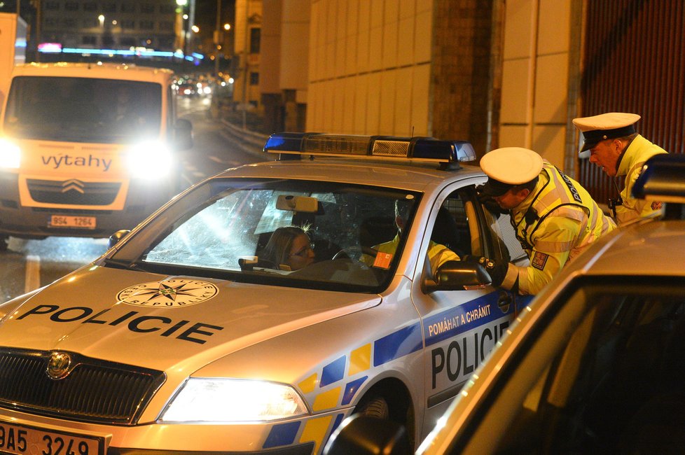 Až 300 vozidel taxi blokuje v pondělí magistrálu před Hlavním nádražím v Praze.