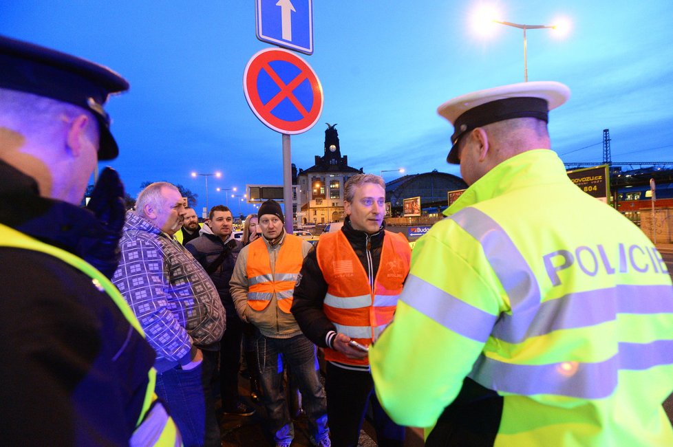 Až 300 vozidel taxi blokuje v pondělí magistrálu před Hlavním nádražím v Praze.