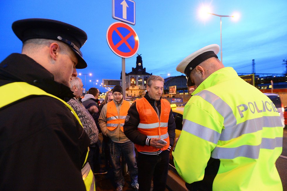 Další protest: Taxikáři uablokovali dva ze tří pruhů na magistrále u pražského Hlavního nádraží.