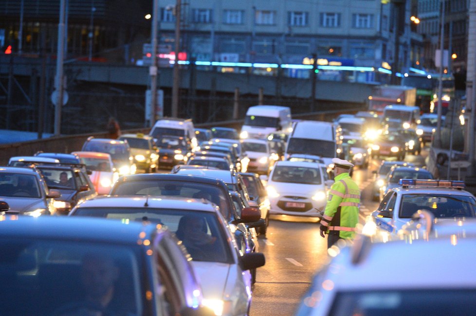 Až 300 vozidel taxi blokovalo v pondělí magistrálu před Hlavním nádražím v Praze.