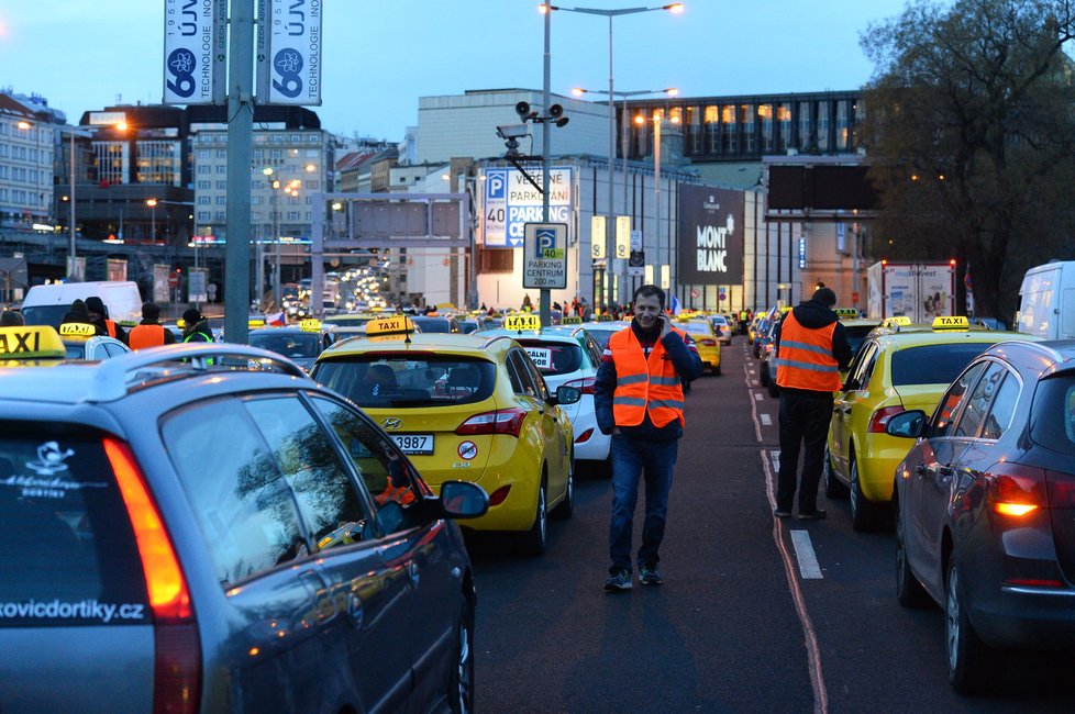 Až 300 vozidel taxi blokuje v pondělí magistrálu před Hlavním nádražím v Praze.